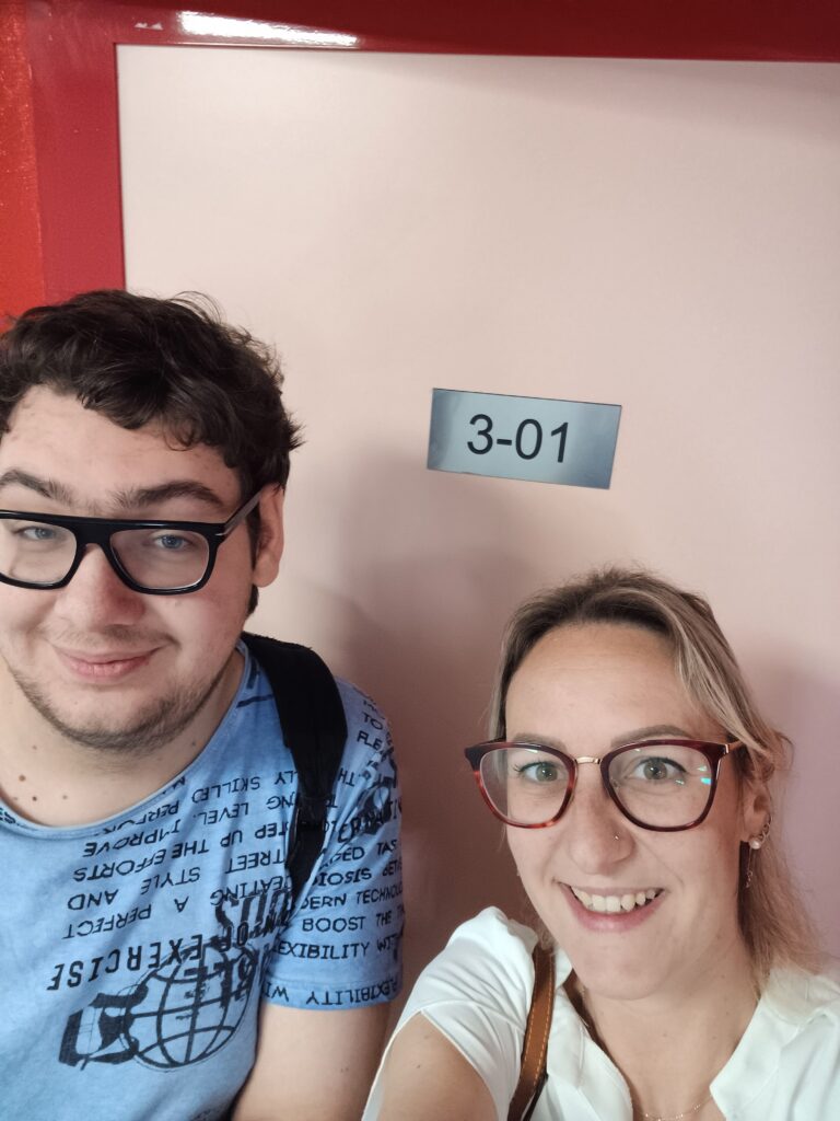 Mauro con la sua insegnante di sostegno vicino all'aula 301, 26 giugno 2024